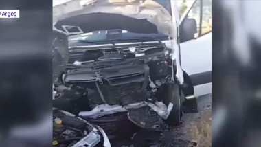Grav accident pe A1: patru răniți după coliziunea unui autoturism cu un microbuz
