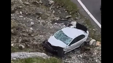 Mașină nesigurată cade în prăpastie pe Transfăgărășan