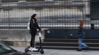 Trotinetă electrică scăpată de sub control: fată de 15 ani din Sibiu, internată