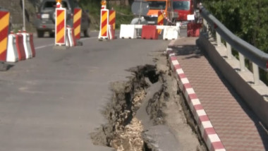 Drumul Buzău-Brașov, blocat: porțiune din DN10 surpată, zonă calamitată