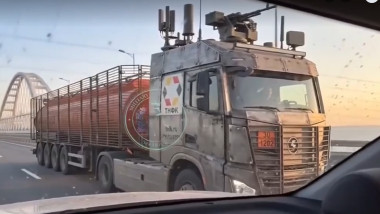 Scene ca în Mad Max pe podul lui Putin: rușii se luptă să transporte combustibil în Crimeea