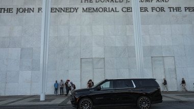 Numele lui Trump șters de pe site-ul Centrului Kennedy, dar rămâne pe fațadă
