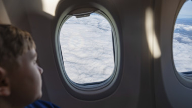 Ancheta în Marea Britanie: compania low-cost, acuzată că taxează părinții pentru locuri lângă copii în avion