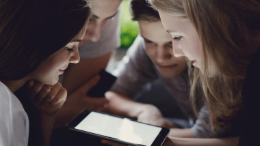 Adolescenții români, dependenți de ecrane: 44% spun că petrec prea mult timp online