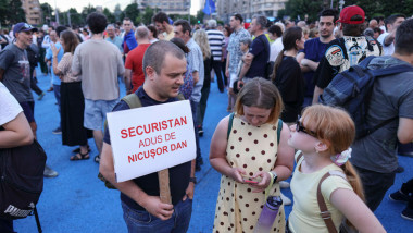 Protest în Piaţa Victoriei: „România sub asediu”, atacuri la Nicuşor Dan