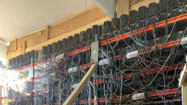 Peste 400 de echipamente pentru criptomonede, ascunse într-o clădire abandonată