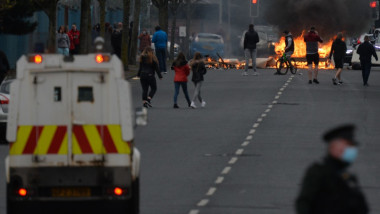 Violențe anti-imigranți în Irlanda de Nord: 20 de români afectați, 3 familii cu case vandalizate