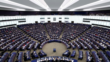 România pierde în bugetul UE: creşterile sunt insuficiente, tăierile la competitivitate şi apărare, o greşeală