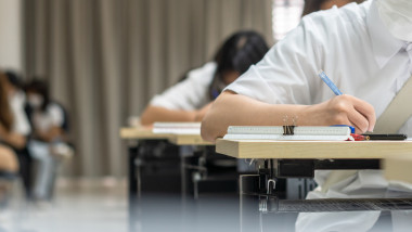 Telefonul i-a sunat în timpul examenului: elev eliminat de la BAC pe timpul avertizării de furtună
