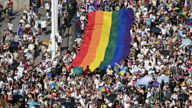 Mii de oameni mărșăluiesc la Budapesta, în ciuda caniculei, pentru Pride