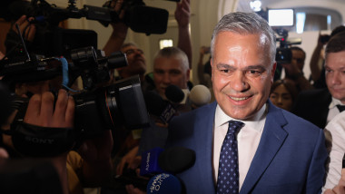 Veștea depune azi lista miniștrilor, premierul desemnat în căutare de voturi