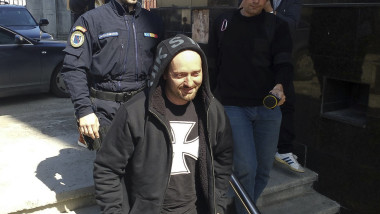 Chello, rapperul, încătușat și dus la spital de poliție