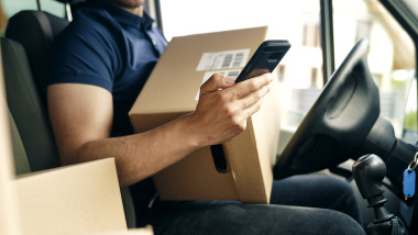 Cumpărăturile online din UE se scumpesc: românii vor plăti 3 euro în plus pentru fiecare colet