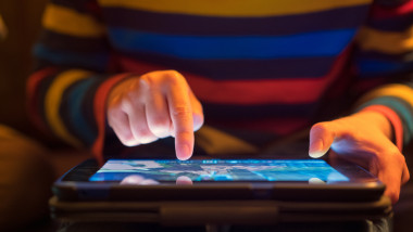 Parlament: Platformele online obligate să verifice vârsta utilizatorilor