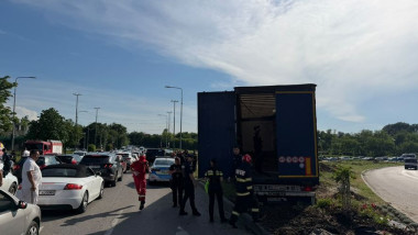 TIR scăpat de sub control în Constanța: 2 răniți după o serie de coliziuni