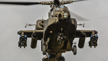 Elicopter Apache se prăbușește în Strâmtoarea Ormuz, piloții salvați de Trump