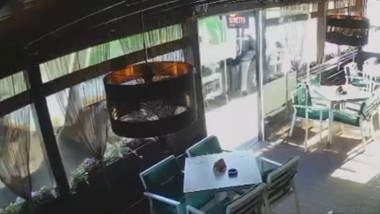 Explozie șocantă în Târgu Jiu: roată de gunoi sparge geamurile unui restaurant