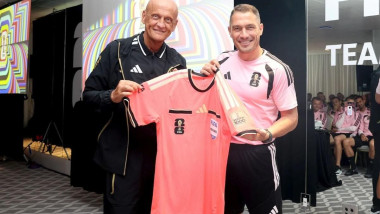 Kovacs primește tricouri speciale la meciul nr. 1.000 de la CM 2026