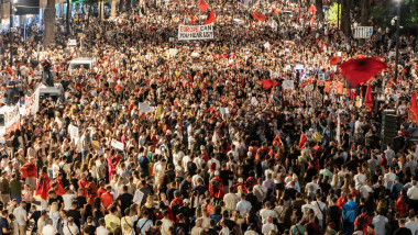Revolta din Albania: „Flamingo” schimbă regulile pentru complexul lui Trump