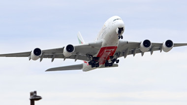Airbus A380: Fisuri la aripi, 16 avioane la sol pentru inspecții de urgență