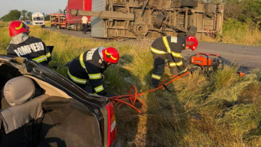 Tragedie pe DN 22: 2 morți după ce o remorcă s-a desprins și a strivit un autoturism