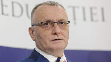 Liderii PNL se reunesc luni pentru șansele lui Adrian Veștea la premier