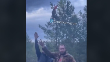 Bărbat rus cade de la înălțime după ce steagul URSS s-a rupt în copac