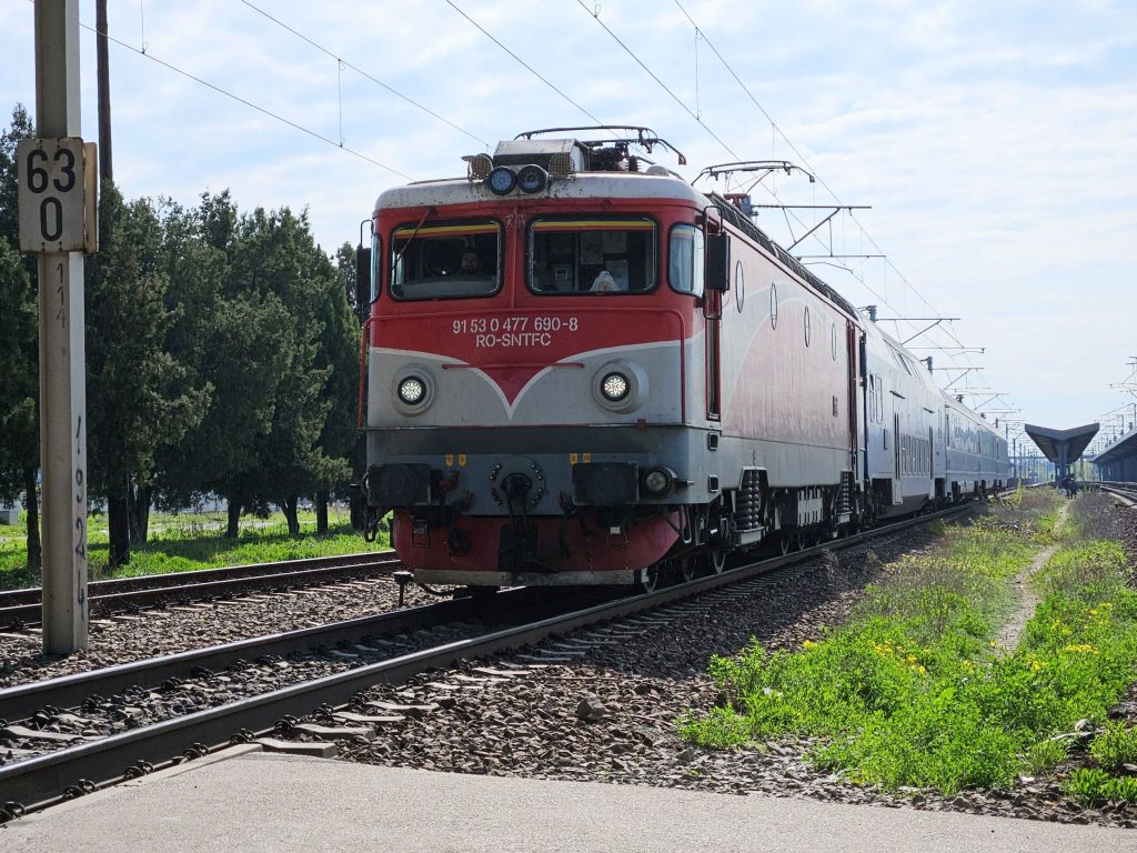 Trenurile dintre București și Constanța blocate la Fetești după incident la locomotivă