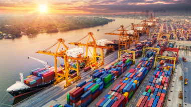 Deficitul comercial al României scade cu 7% în 2026, importurile rămân superioare exporturilor