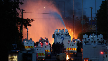 Noapte de violențe în Irlanda de Nord, sute de protestatari dispersați cu tunuri cu apă