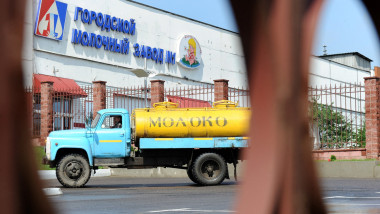 Rusia folosește camioane cu combustibil deghizate în cisterne de lapte pentru aprovizionarea Crimeei
