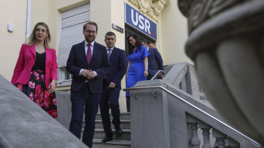 USR refuză Guvernul Veștea, Fritz negociază cu PNL, UDMR și Nicușor Dan