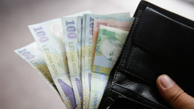 Patru din zece români raportează scăderea veniturilor în ultimul an