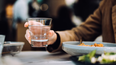 Restaurantele, obligate să ofere apă gratuită la robinet clienților