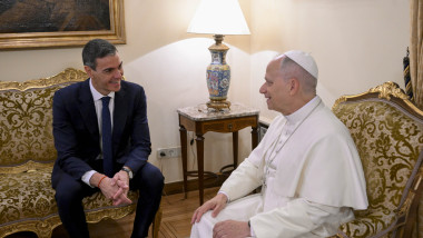 Papa și ateul, o alianță împotriva lui Trump: interesele lui Pedro Sanchez