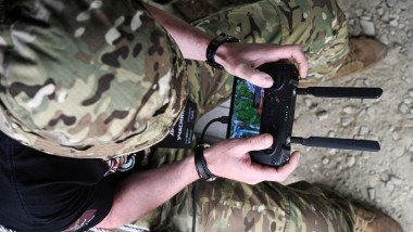 Ucraina transformă dronele de atac în curieri: misiunile imposibile fără roboți