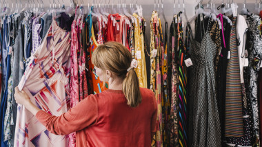 Criza economică împinge românii către magazinele second-hand: 6 din 10 cumpără haine la mâna a doua.