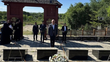 Ilie Bolojan aduce omagiu eroilor români la Mănăstirea Ţiganca