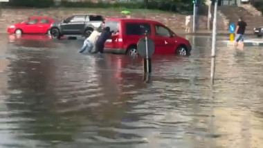 Furtuni devastatoare: Craiova sub apă, zeci de mașini blocate