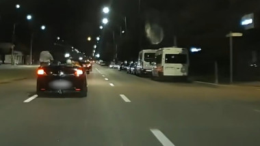 Șofer surprins stând în picioare la volan în timp ce mașina mergea cu viteză