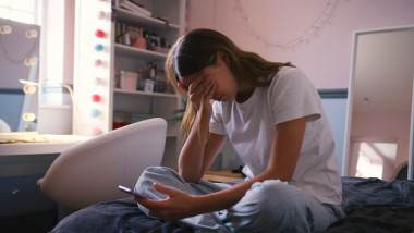 Timpul petrecut pe rețelele sociale crește riscul de depresie la adolescenți