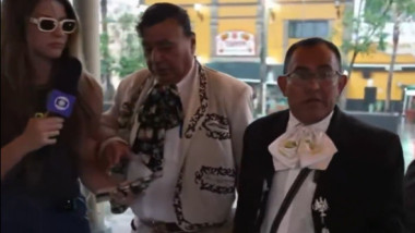 Jurnalistă primește armă de la mariachi LIVE la TV și urmează haosul