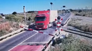 Șofer de TIR surprins în timp ce trece peste bariera de cale ferată în Constanța