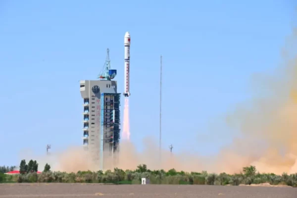 China lansează rachetă în spațiu fără avertismente, cu sateliți la bord