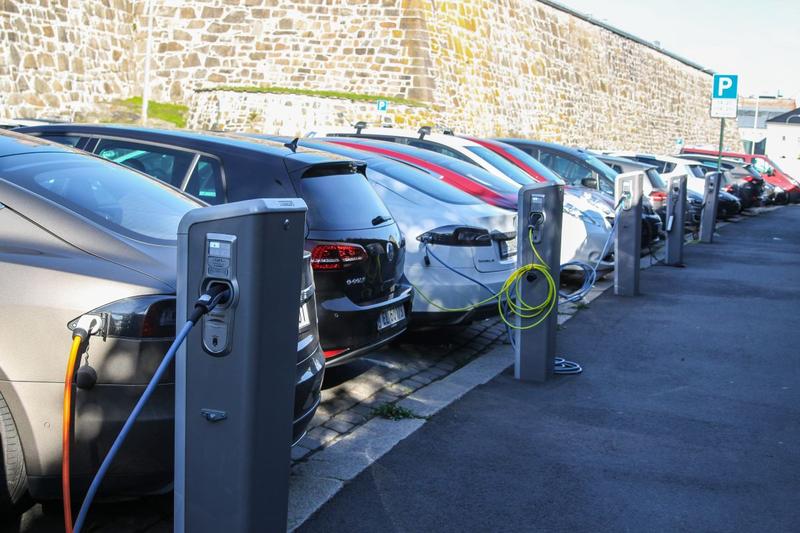 Vânzările-record de mașini electrice au un efect neașteptat, avertizează UE