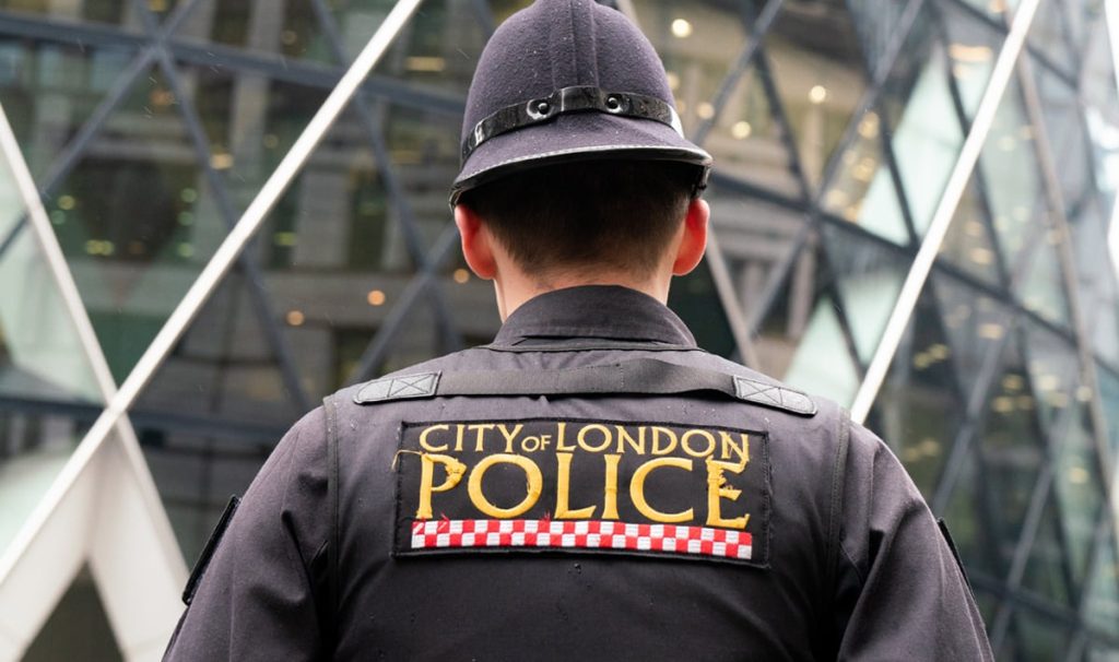Ciocniri violente în Marea Britanie după uciderea unui tânăr: proteste și apel la calm