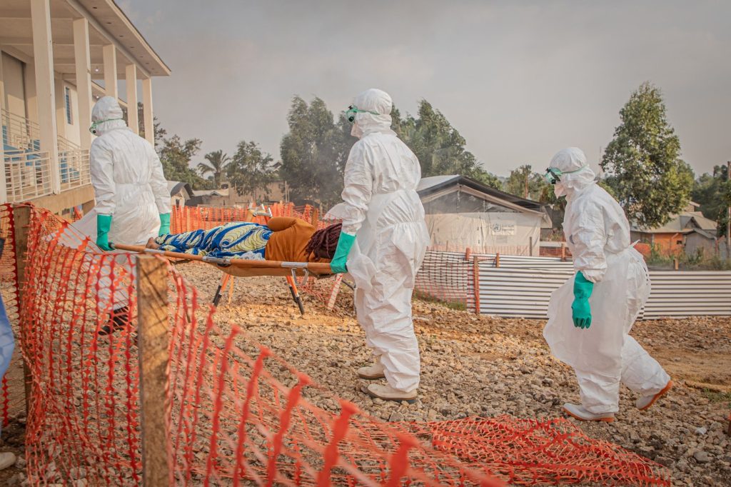 Noi tratamente pentru Ebola intră în teste clinice împotriva formei virulente
