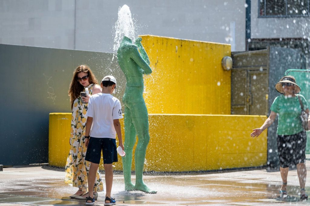 Europa de Vest sub foc: Recorduri de temperatură doborâte, cod roșu de căldură