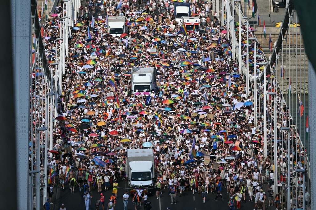 Mii de oameni ies în stradă la primul marș Pride din Budapesta după Orban