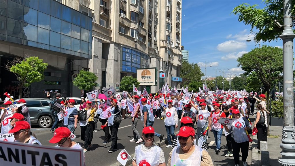 Mii de angajați din sănătate protestează la București împotriva noii legi a salarizării